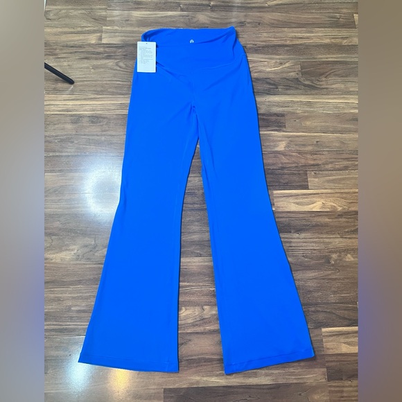 lululemon flared design Pants. Gives a flattering look. vibrant colour. NWT - Picture 1 of 5
